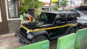 Mobil-Jeep-Rubicon-yang-menggunakan-pelat-palsu-bernomor-B-120-DEN.jpg