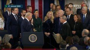 Momen-Donald-Trump-Tak-Sentuh-Alkitab-Saat-Pengambilan-Sumpah-Presiden-AS-Tradisi-Dipertanyakan.jpg