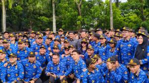 Momen-Gubernur-Sulawesi-Utara-saat-Berfoto-dengan-PPPK-Tahap-2-di-Halaman-Kantor-Gubernur.jpg