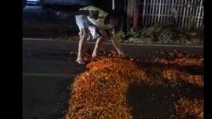 Oknum-Polisi-di-Bolmut-hambur-rica-di-jalanfgfjhj8ghkjghkkhk.jpg