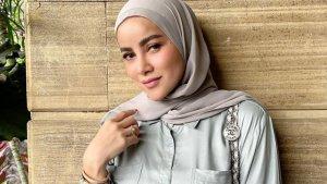 Olla-Ramlan-Santai-Tanggapi-Foto-Lepas-Hijab-Disebar-Close-Friend.jpg