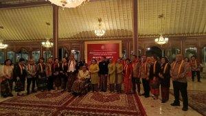 Olly-Dondokambey-beserta-sang-istri-Rita-Dondokambey-menerima-gelar-kehormatanlo.jpg