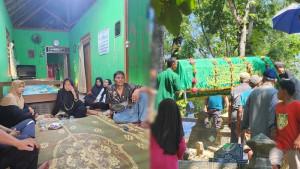 Orangtua-Angga-Sawendra-38-dan-Ike-Purwitasari-34-mengantar-jenazah-anak.jpg