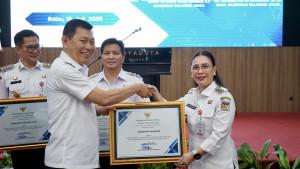 PENGHARGAAN-Pemerintah-Kabupaten-Minahasa-mendapat-penghargaan8I0909.jpg