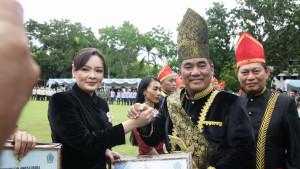 PENGHARGAAN-Pemerintah-Kota-Tomohon-menerima-penghargaan-sebjkhjkhjk.jpg