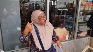 PENJUAL-EMAS-Nining-Lakoro-seorang-penjual-emas-di-kawasan-Pasar-45-Manadokoio.jpg