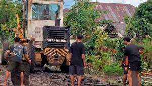 PERBAIKAN-Alat-berat-yang-mulai-melakukan-perbaikan-di-ruas-jalan-Desa-Tungoi-Satu90.jpg