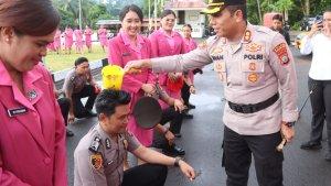 POLRES-SITARO-Kapolres-Sitaro-AKBP-Iwan-Permadi-menyiram-polisi-yang.jpg
