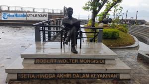 Patung-Pahlawan-Nasional-asal-Sulut-Robert-Wolter-Mongisidi-di-MBW-II-MANADO.jpg