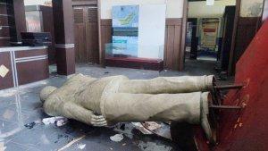 Patung-Sam-Ratulangi-yang-jatuh-hingga-rusak-di-Gedung-Minahasa-Raad.jpg
