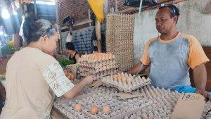 Pedagang-Telur-di-Pasar-Tuminting-Manado-Sulawesi-Utarajghjghjghj.jpg