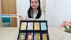 Pegawai-menunjukkan-produk-emas-batangan-Pegadaian.jpg