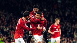 Pemain-Manchester-United-berselebrasi-setelah-Casemiro-mencetak-gol-ke-gawang-Brighton.jpg