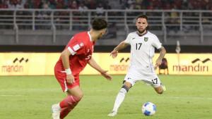 Pemain-timnas-Indonesia-Calvin-Verdonk-dijaga-pemain-Lebanon.jpg