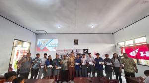 Penyerahan-bantuan-pendidikan-dari-Honda-DAW-kepada-pelajar.jpg