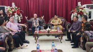 Peter-Youngren-saat-konferensi-pers-di-ruang-VIP-Bandara-Sam-Ratulangi-Selasa-2982023.jpg