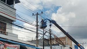 Petugas-PLN-sedang-melakukan-perbaikanpemeliharaan-jaringan-listrik-346347.jpg