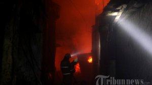 Petugas-memadamkan-api-yang-membakar-rumah-warga.jpg