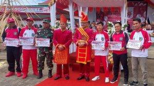 Pj-Bupati-Bolmong-di-dampingi-Sekda-menyerahkan-bonus-kepada-atlit-pada-HUT-Bolmong-ke-69.jpg