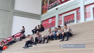 Polisi-dan-aparat-gabungan-dilengkapi-rantis-bersiaga-di-Kantor-DPRD-Sulut.jpg