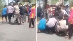 Polisi-dan-masyarakat-mengevakuasi-jenazah-korban-kecelakaan-di-Jalan-Raya-Ngawi-Ngrambe.jpg