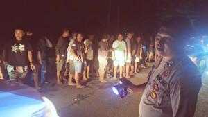 Polisi-dan-warga-saat-mengevakuasi-kecelakaan-lalu-lintas-di-Desa-Cempaka.jpg