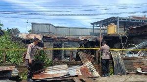 Polisi-memasak-garis-Polisi-di-lokasi-kebakaran-di-Malalayang-Manado-Sulawesi-Utara.jpg