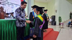 Politeknik-Negeri-Nusa-Utara-Polnustar-menggelar-wisuda-bagi-146-lulusan.jpg