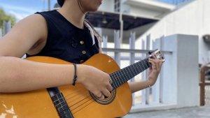 Potret-Cewek-Cantik-Main-Gitar-di-Manado-Sulawesi-Utarahfghfgh678jghjhgj.jpg