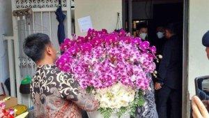 Presiden-Jokowi-beri-kado-anggrek-ungu-untuk-Megawati-Soekarnoputri-yang-berulang-tahun-ke-77.jpg