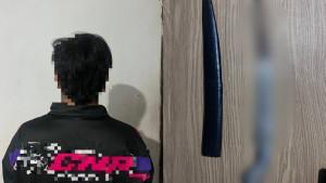 REMAJA-BAWA-PISAU-FK-remaja-17-tahun-dan-barang-bukti-yang-diamankan-polisi-800.jpg