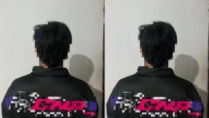 REMAJA-BAWA-PISAU-FK-remaja-17-tahun-dan-barang-bukti-yang-diamankan-polisi-ffvru82.jpg