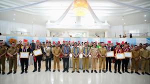 RESMI-Gubernur-YSK-saat-menutup-kegiatan-Pelatihan-Kepemimpinan-HGJGHJI789078.jpg