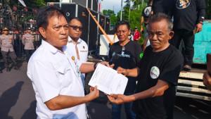 Ratusan-sopir-dump-truck-demo-di-kantor-Gubernur-Sulawesi-Utara.jpg