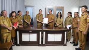 Ronald-Kandoli-menandatangani-SK-Dana-Hibah-untuk-KONI-Kabupaten-Mitra.jpg