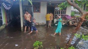 Rumah-warga-di-Boltim-yang-tergenang-air-Minggu-12-November-2023.jpg