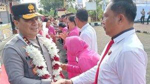 SERTIJAB-Iptu-Stefi-Sumolang-kanan-saat-bersalaman-dengan-Kapolda-Sulawesi-Utaralo080.jpg
