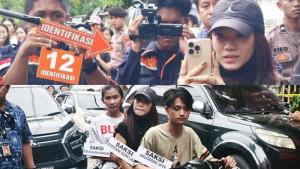 SOSOK-Potret-Stefani-Goni-saat-ikut-rekonstruksi-kasus-pembunuhan-Joel-Tanos.jpg