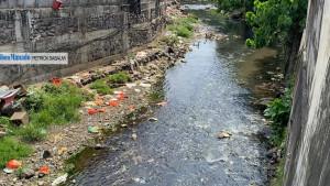 SUNGAI-KOTOR-Kondisi-memprihatinkan-terlihat-di-sungai-kawasan-Pasar.jpg