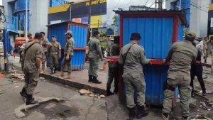Satpol-PP-Kota-Manado-Melakukan-Penertiban-Lapak-Pedagang-di-Depan-Golden.jpg