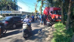 Sebuah-truk-PT-Elnusa-Petrofin-yang-mengangkut-bahan-bakar.jpg