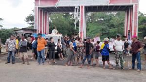 Sejumlah-warga-menutup-akses-masuk-TPA-Sumompo.jpg