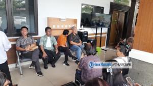 Suasana-di-luar-ruangan-sidang-Pengadilan-Negeri-Manado-sdghdsh.jpg