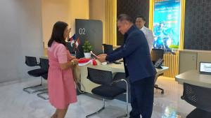 Supervisor-Pelayanan-Nasabah-Herry-Rompas-turun-langsung-menyapa-dan-melayani-para-nasabah.jpg