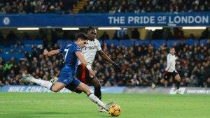 TENDANGAN-PEDRO-NETO-Aksi-gelandang-Chelsea-Pedro-Neto-kiri-saat.jpg