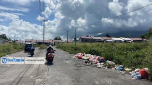 TUMPUKAN-SAMPAH-Tumpukan-sampah-di-jalanan-menuju-Perumahan-Mutiara.jpg