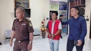 Tersangka-saat-digiring-petugas-Kejari-Minsel-6-y-7.jpg