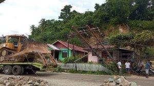 Tiang-Listrik-di-Jalan-Trans-Sulawesi-Desa-Jambusarang-Bolmut-Roboh-fhhghfgh.jpg