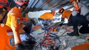 Tim-rescue-melakukan-proses-evakuasi-korban-yang-masih-tertimpa-dan-terjebak.jpg