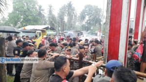 UNJUK-RASA-Unjuk-rasa-sekelompok-warga-yang-menamakan.jpg